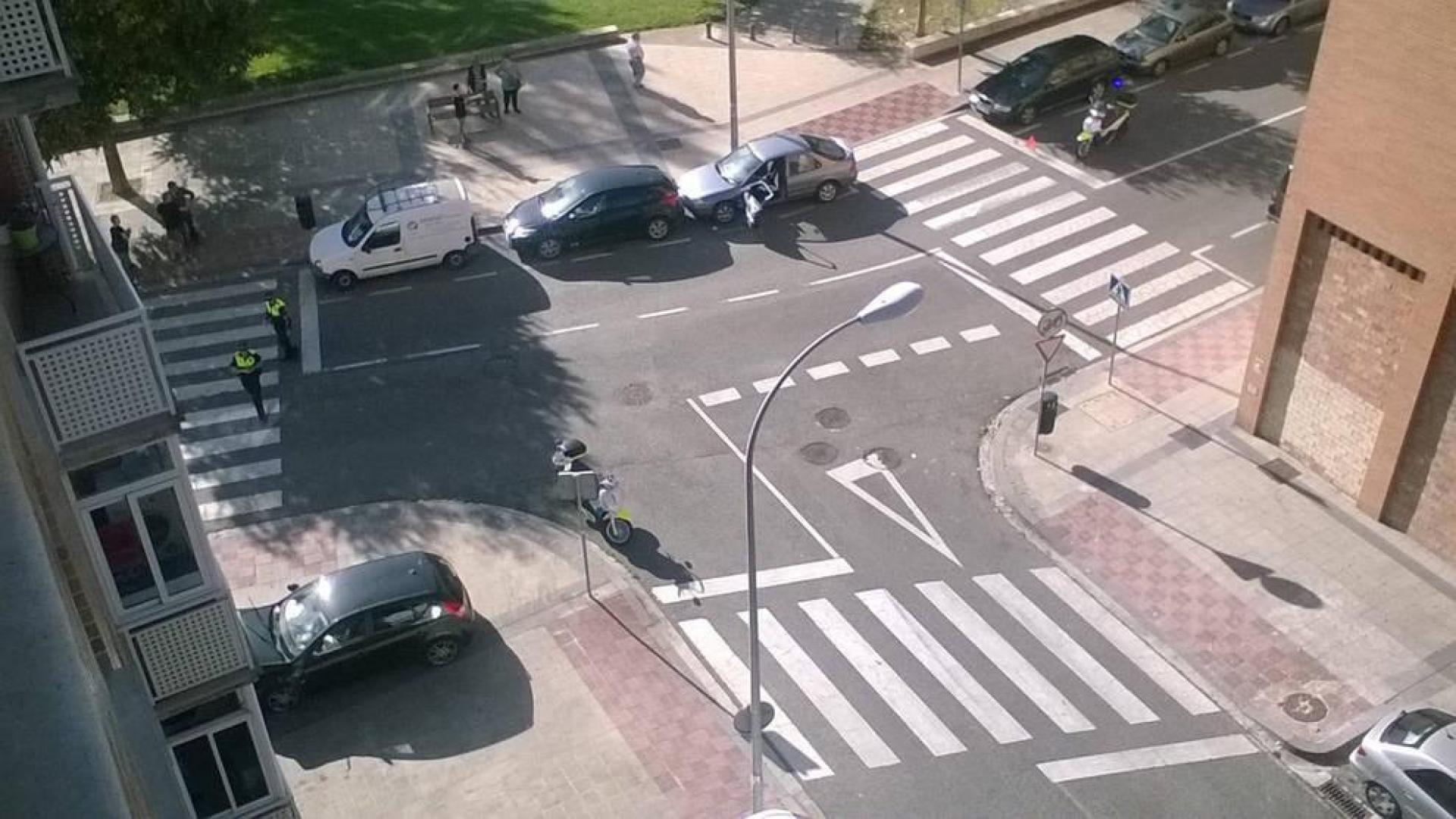 Un coche se empotra contra un escaparate en el Paseo del Arga de Pamplona