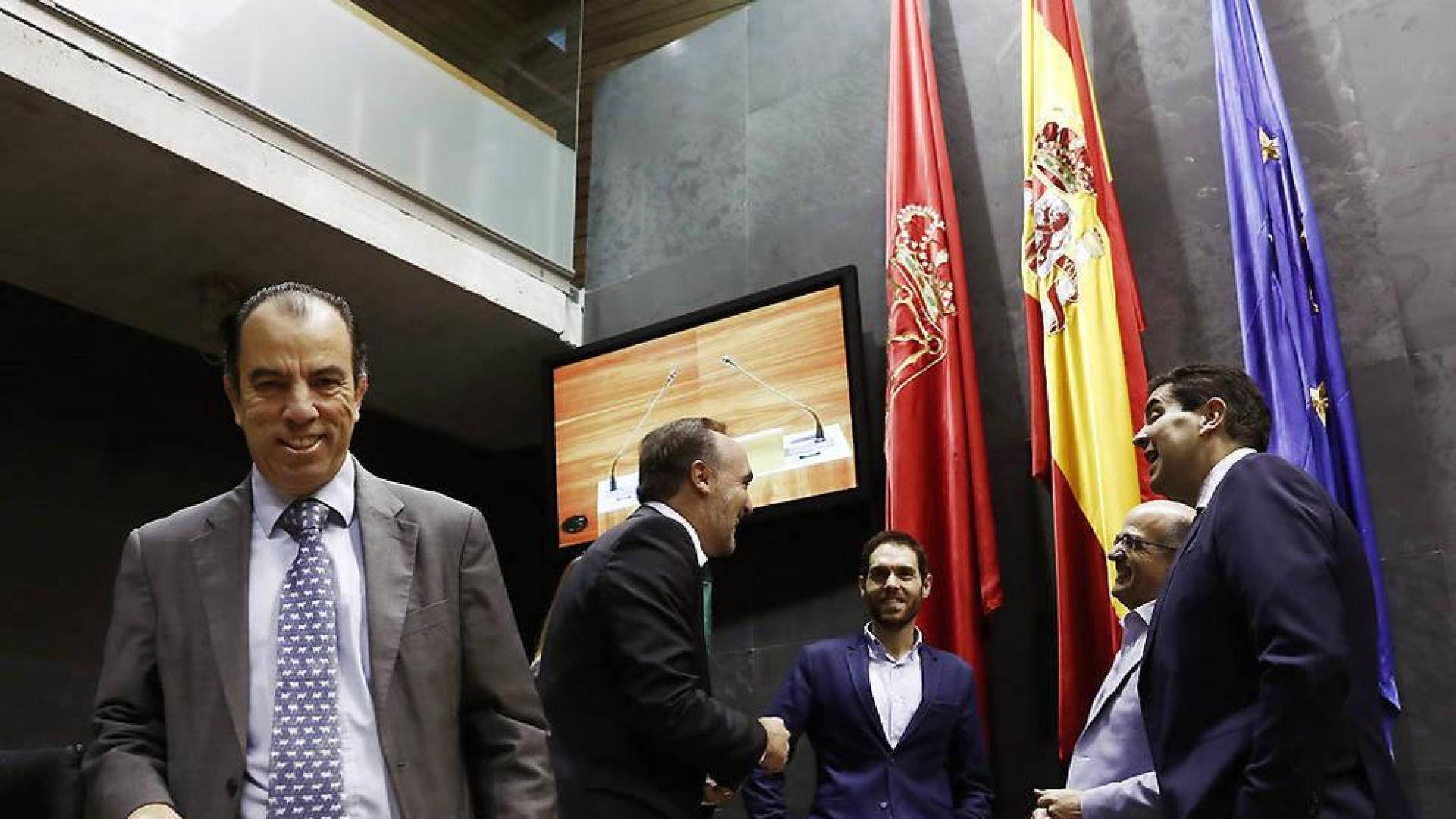 Adanero encuesta a los ciudadanos en la calle sobre los miembros del Gobierno
