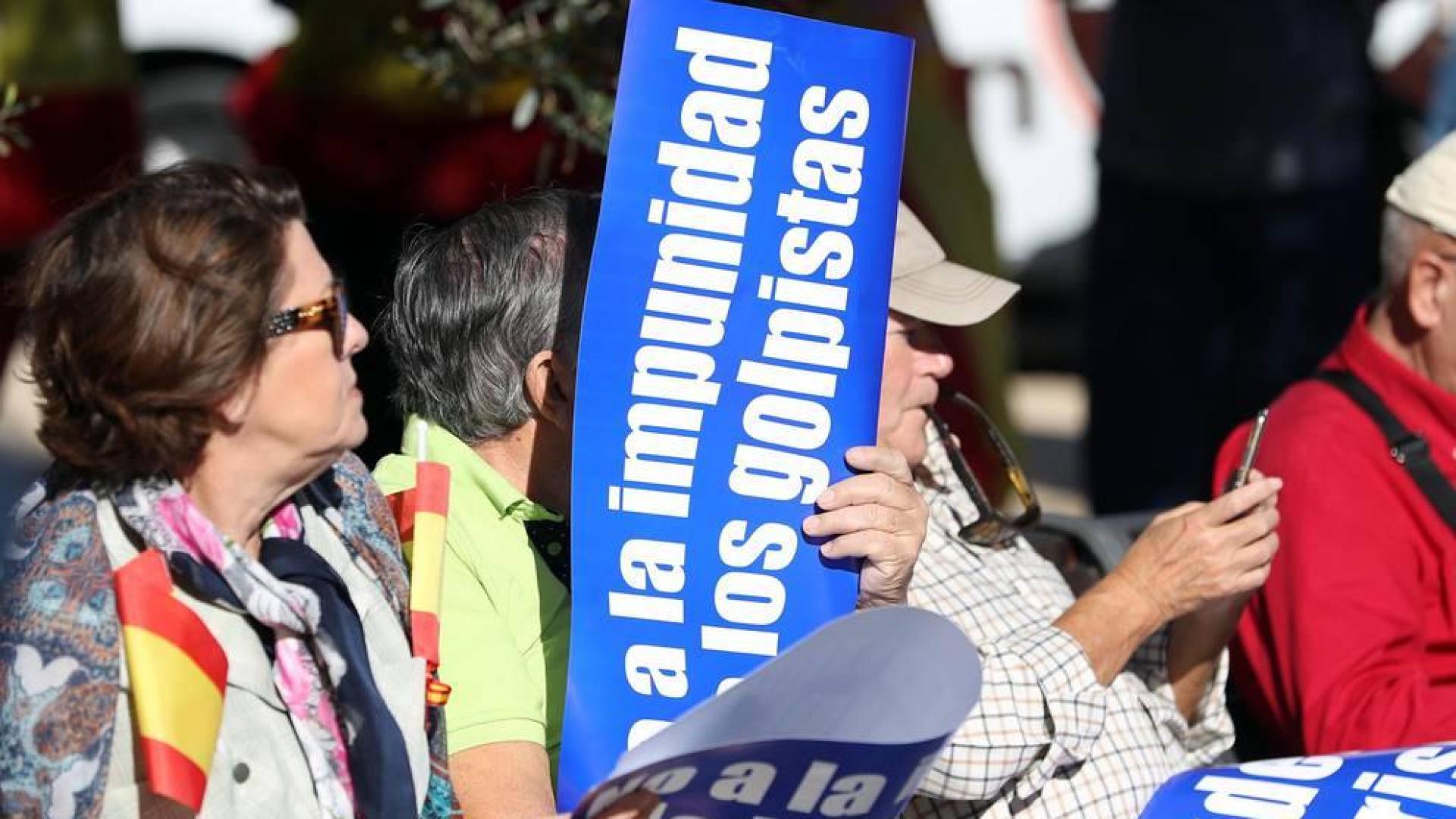 Miles de personas han llenado la plaza de Colón