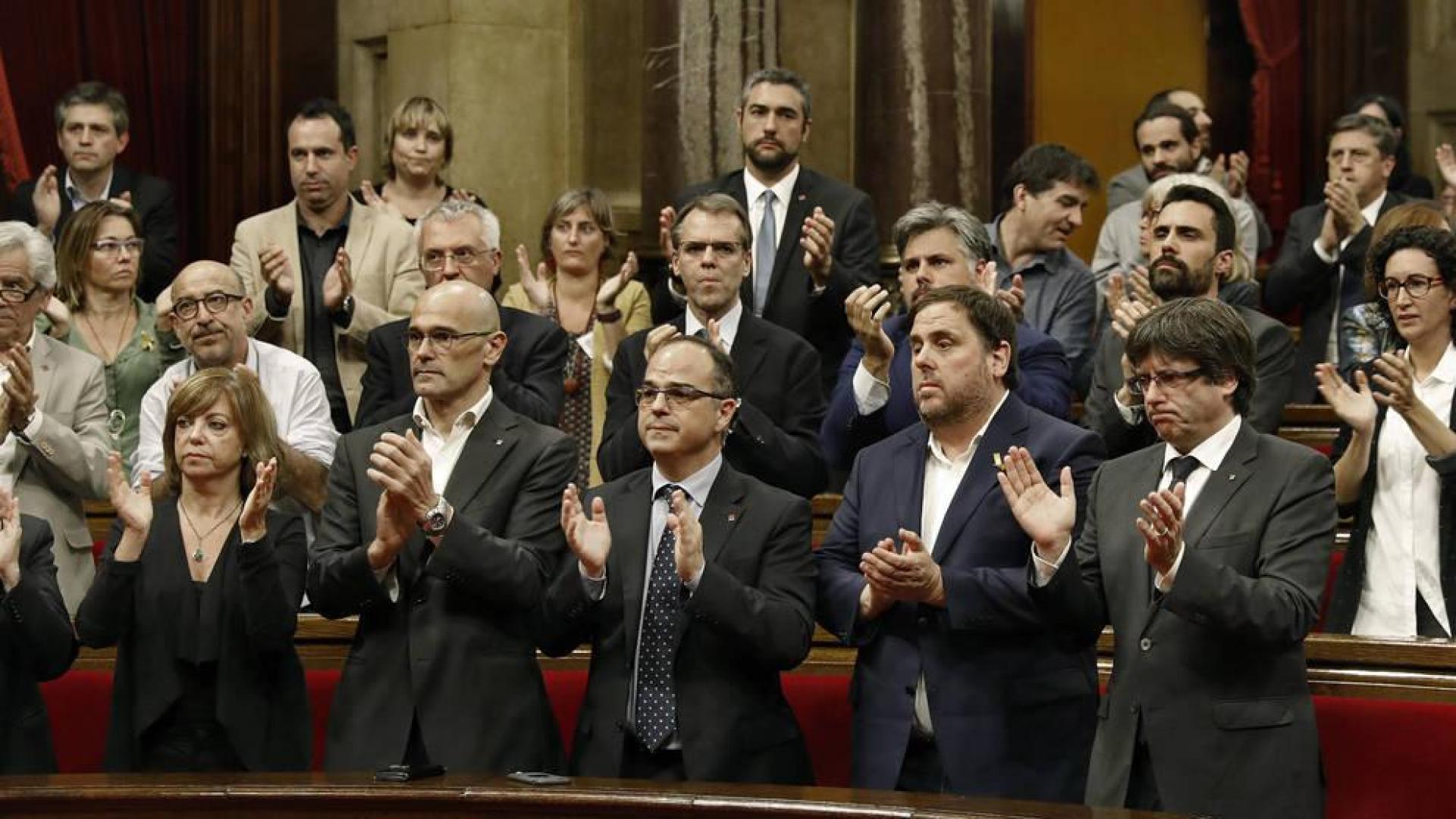El presidente de la Generalitat de Cataluña, Carles Puigdemont (d), el vicepresidente del Govern, Oriol Junqueras (2d) y el resto del govern.