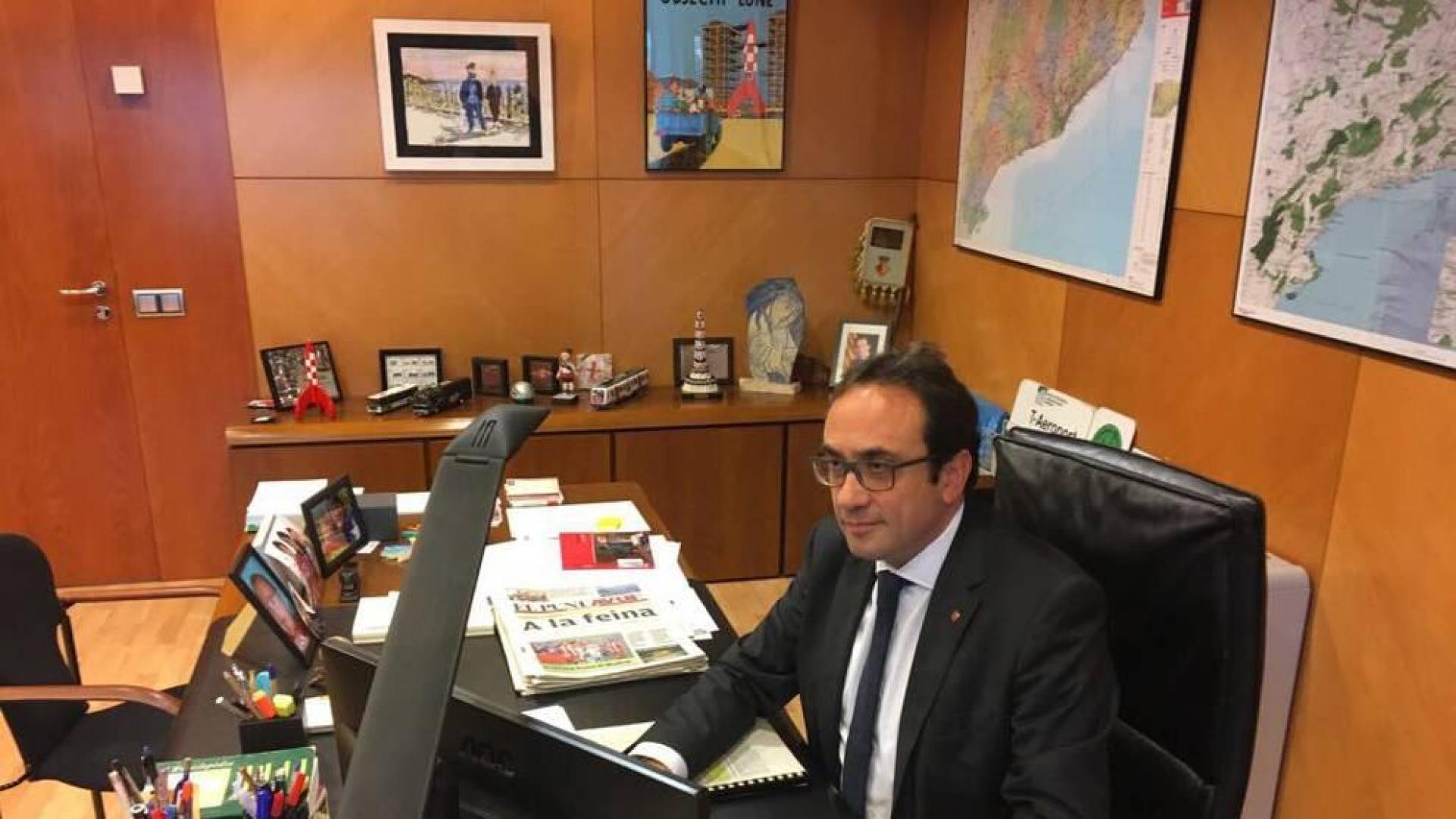El conseller cesado Rull acude a "trabajar" y seguirá hoy con su agenda "normal"