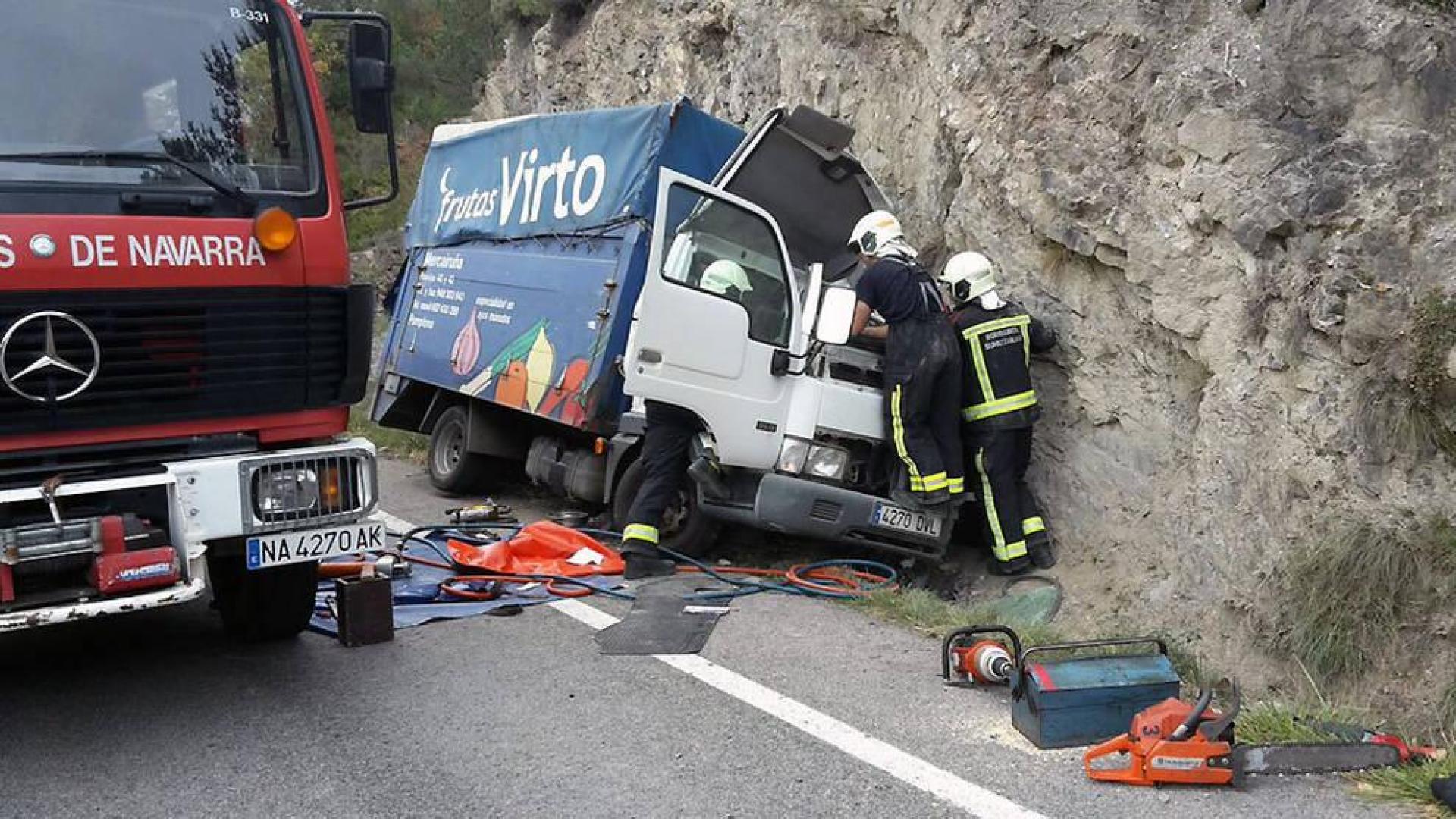 Herido tras quedar atrapado en su camión al salirse de la vía en Burgui