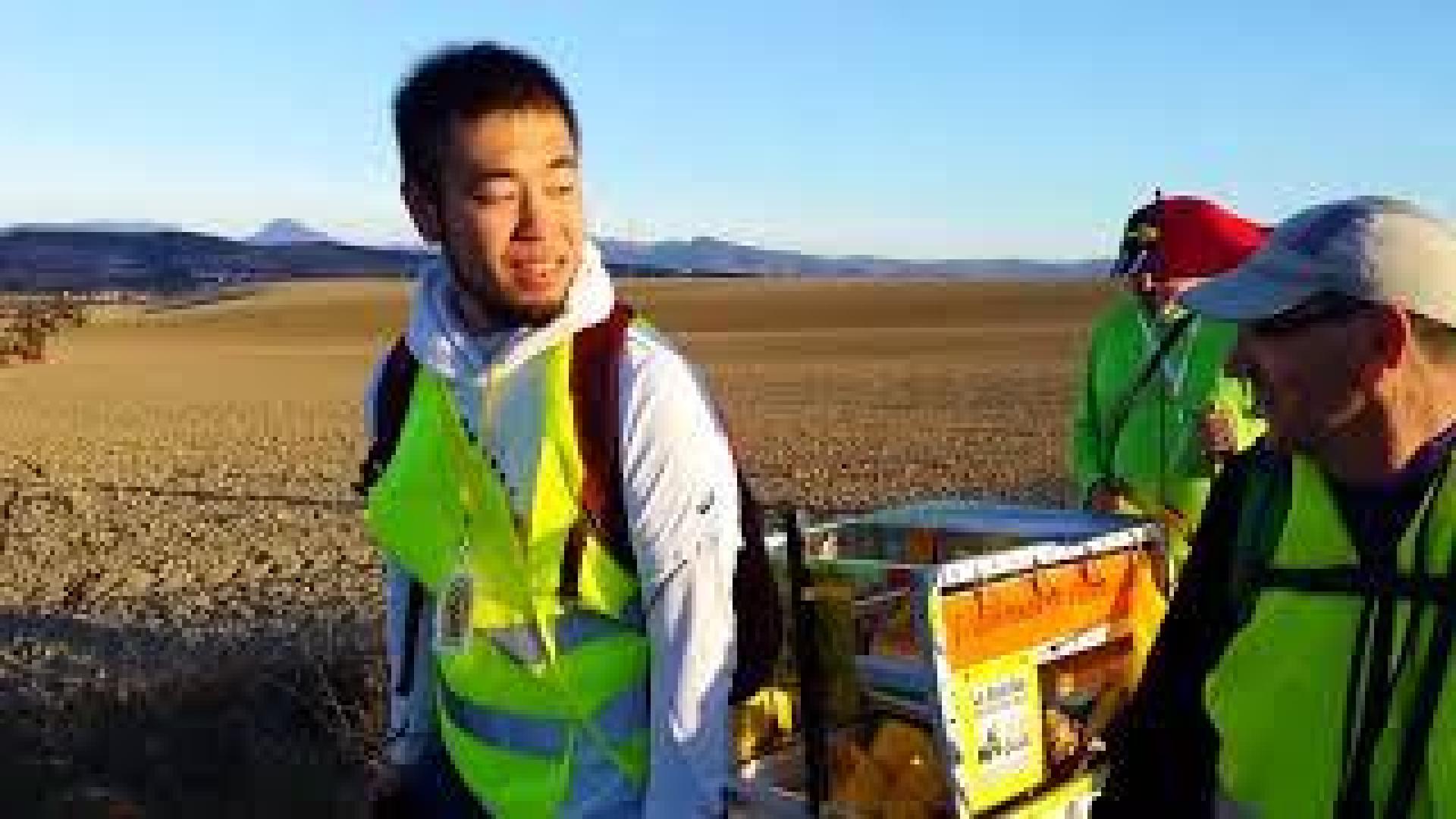 Voluntarios japoneses limpian el Camino de Santiago en Navarra