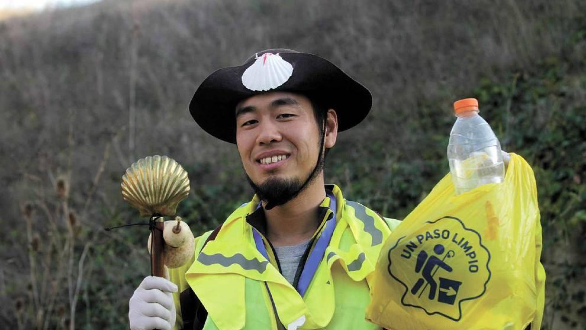Cada 4 meses, voluntarios japoneses recorren las cunetas de la ruta jacobea en Navarra para recoger basura. Así se vive una etapa a su lado