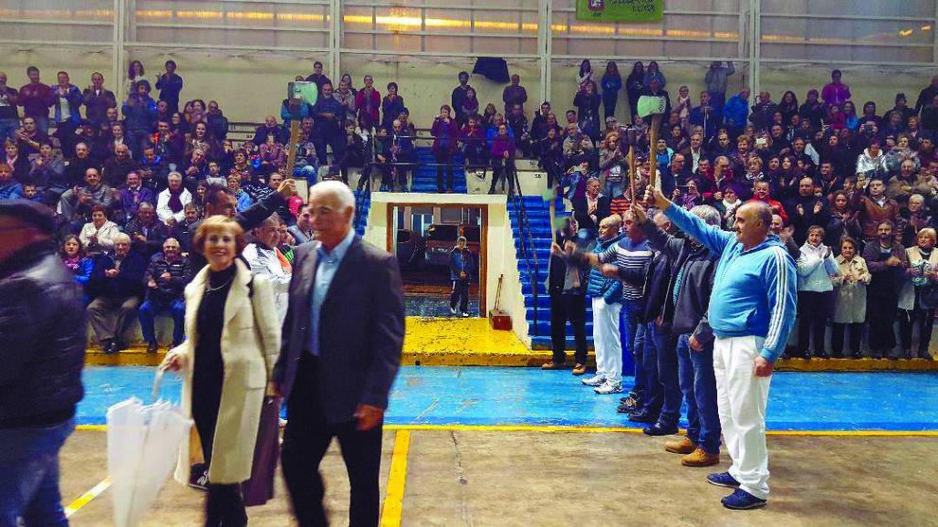 Aizkolaris de diferentes épocas homenajean a Patxi Astibia