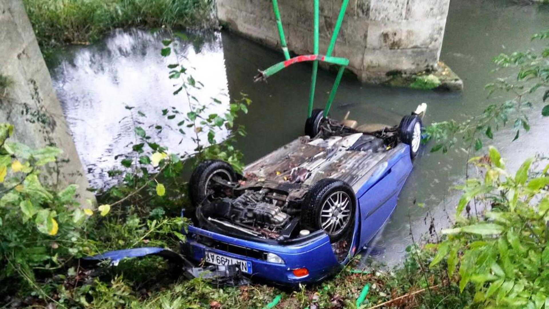 Cuatro jóvenes ilesos tras salirse de la vía y caer al río en Urdiain