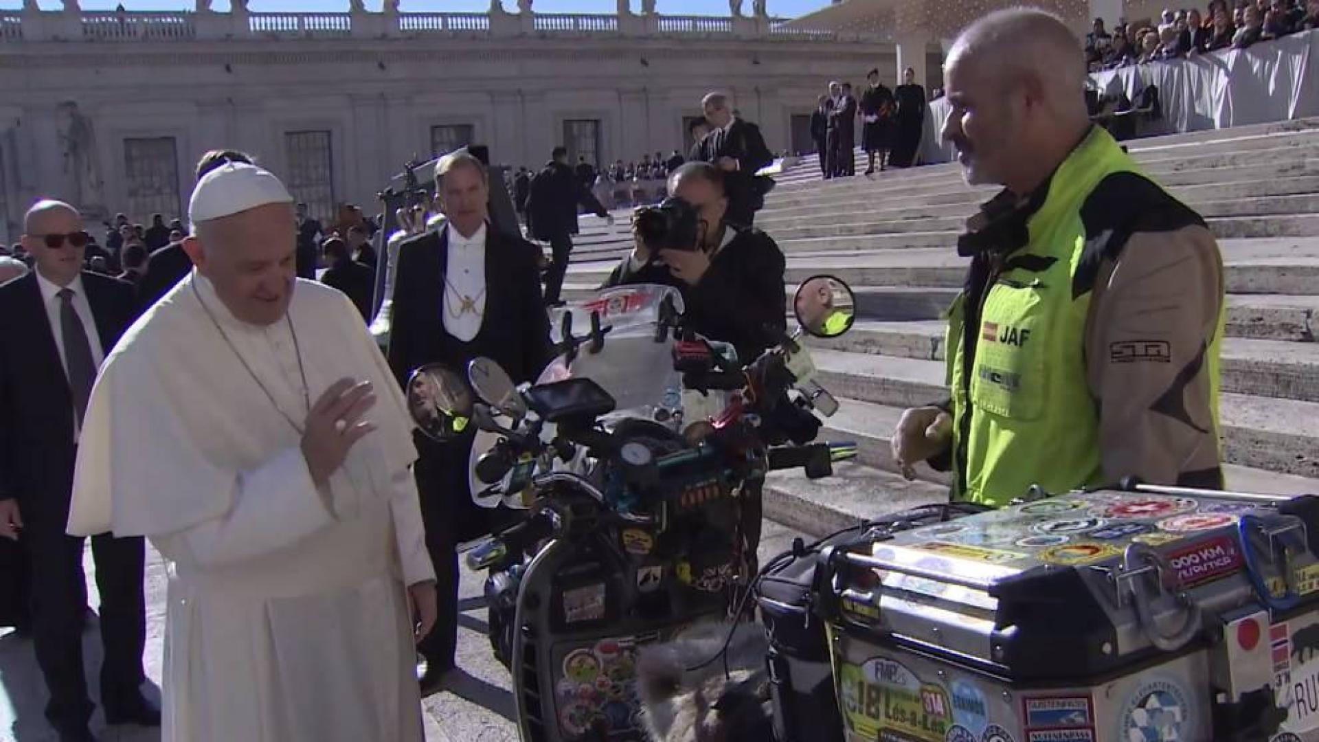 El Papa bendice la vespa solidaria de un pamplonés que viaja hasta Dakar