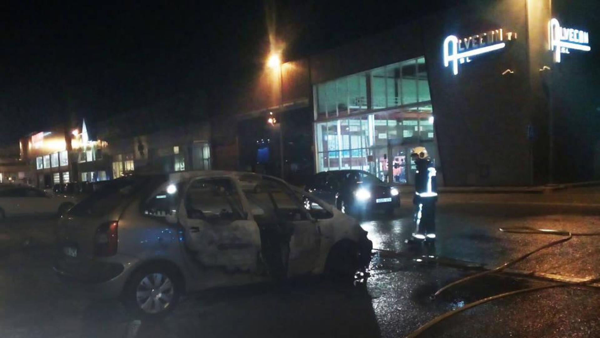 Arde un vehículo en el polígono industrial de Cordovilla
