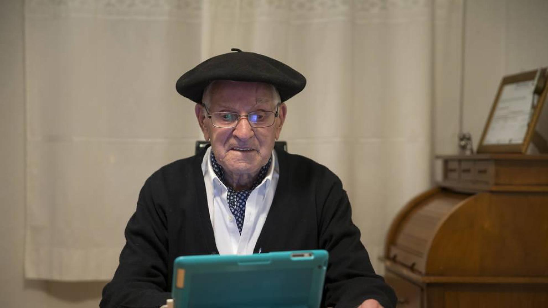 Rafael, con 100 años, lee Diario de Navarra en la tableta