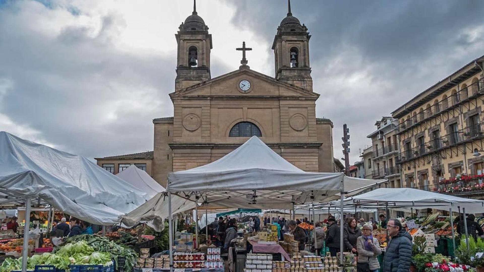 La plaza de los Fueros pierde un tercio de los puestos de los jueves