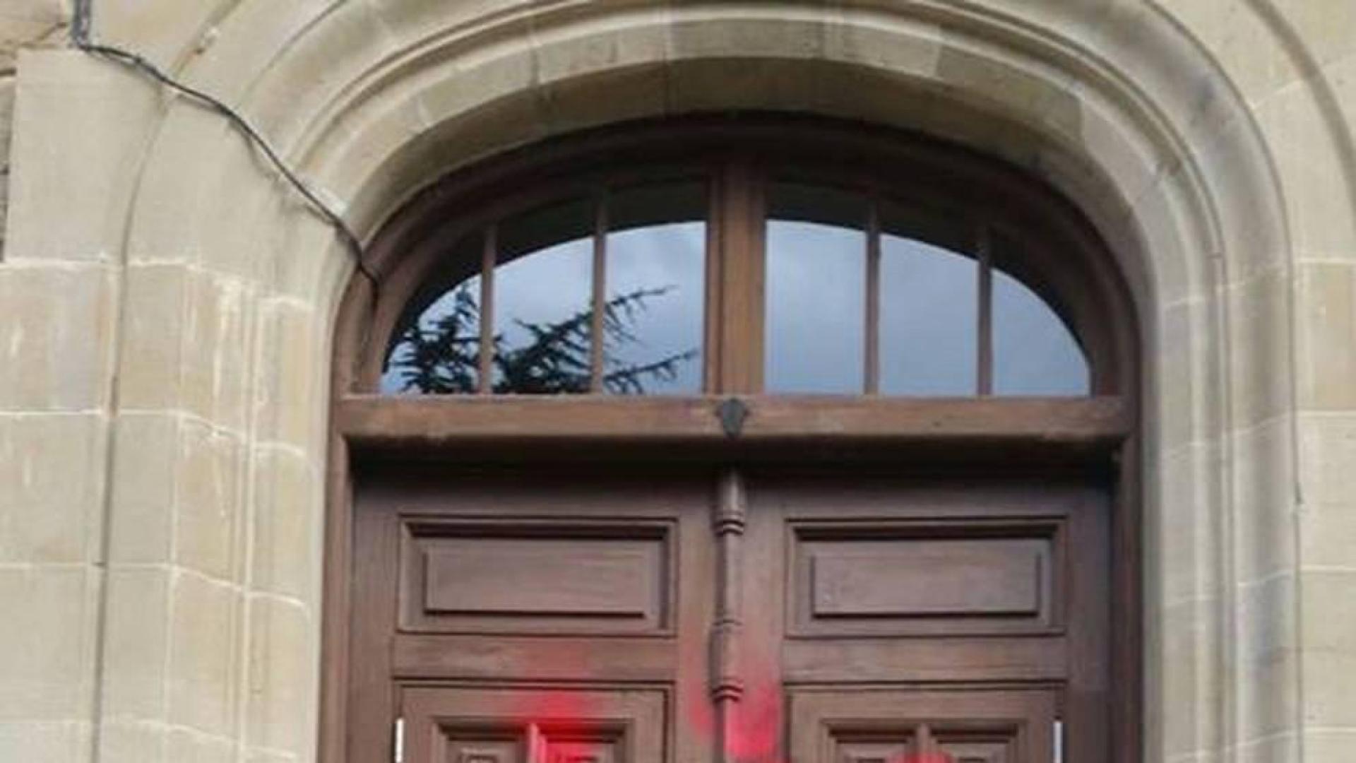 Los grafiteros centraron la mayor parte de sus pintadas en el patio del instituto sangüesino.