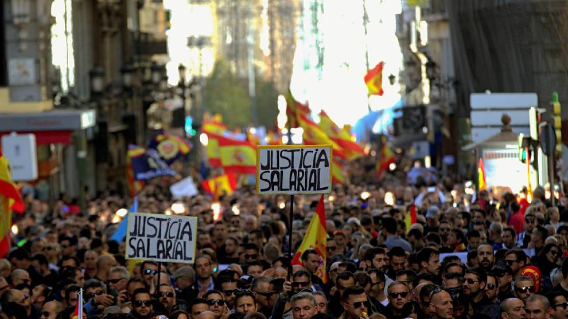 Miles de policías y guardias civiles se manifiestan por "equiparación salarial"