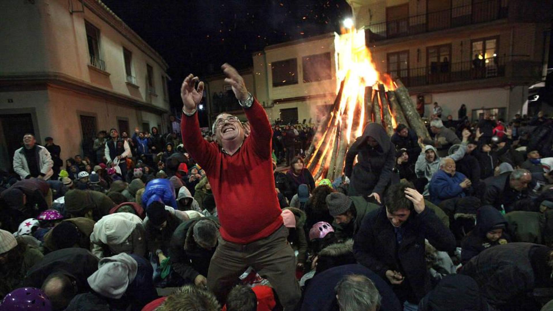Fustiñana vibra con su 'lluvia' de nueces