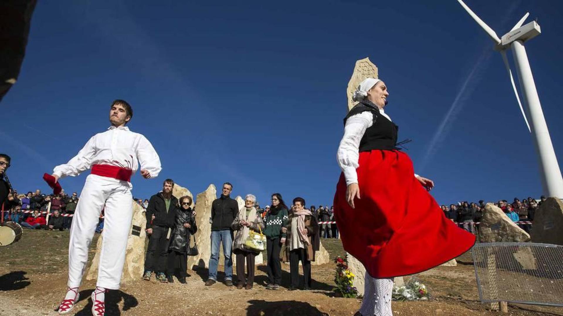 Este domingo se inauguró un monumento en piedra en recuerdo de quienes fueron asesinados por su vinculación política y sindical a favor de la Segunda República tras el golpe militar de julio de 1936