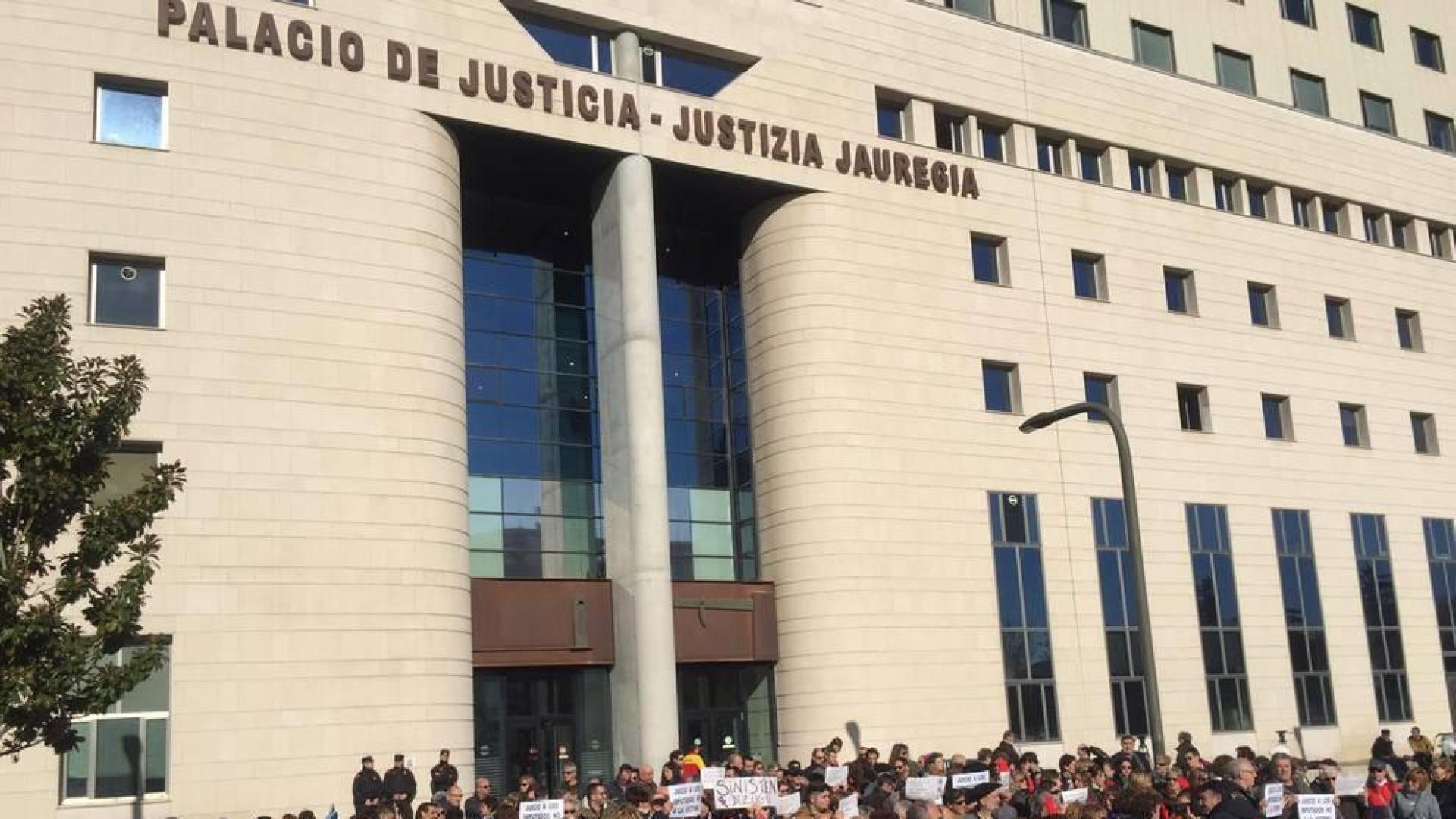 Suspendida la declaración de los acusados por el ruido de una concentración