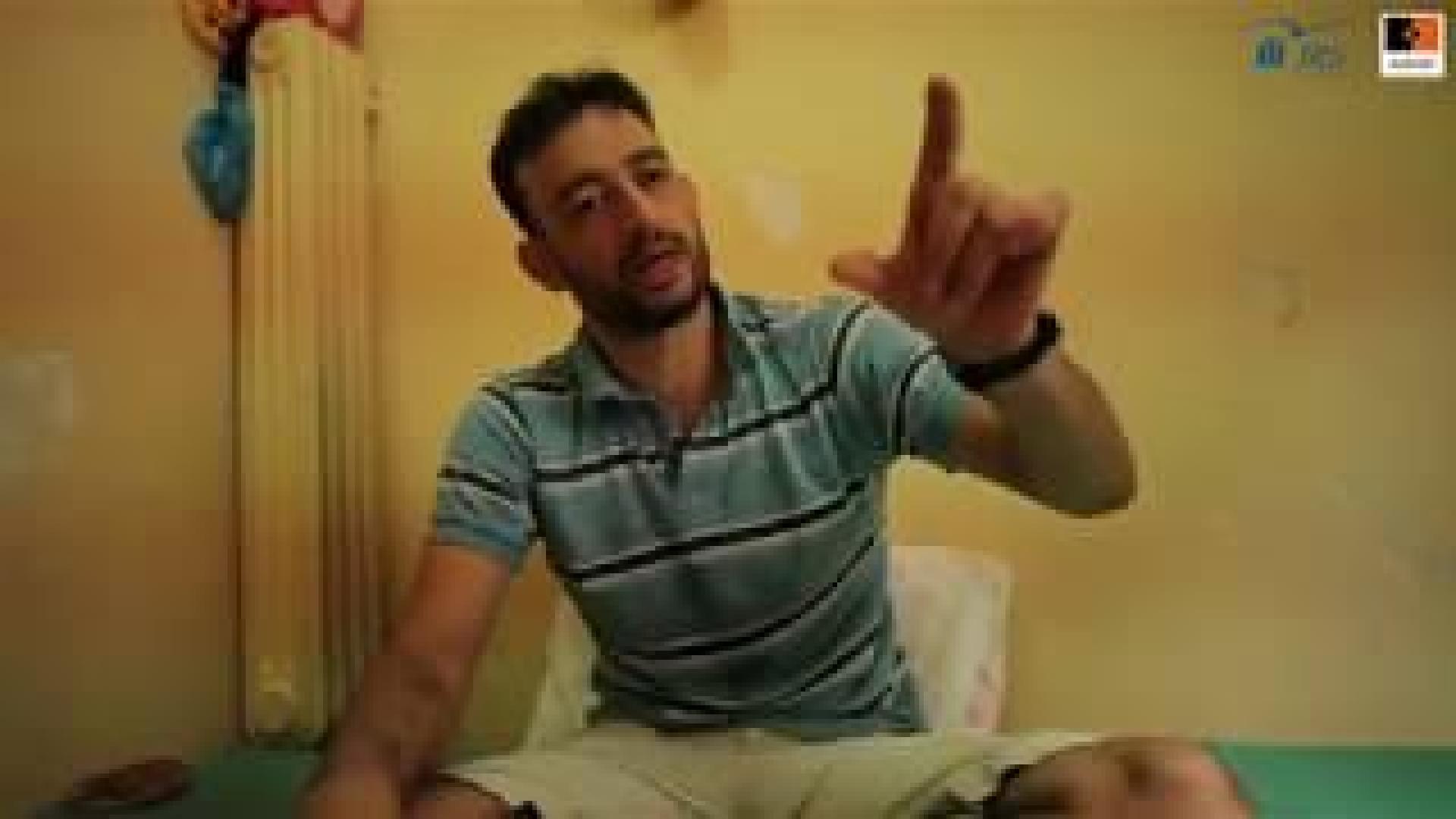 Hatem, enfermero sirio, vive con su familia en el centro de acogida del SJR en Atenas