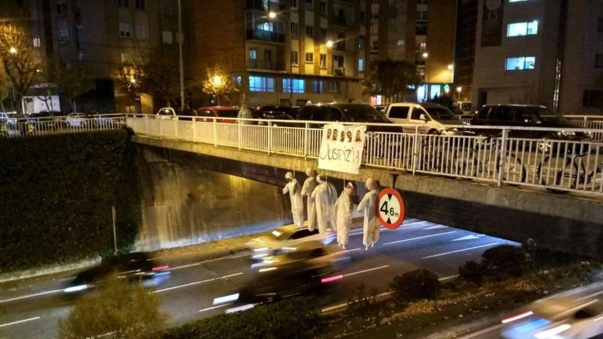 Cuelgan muñecos con la cara de los cinco acusados por la violación de San Fermín