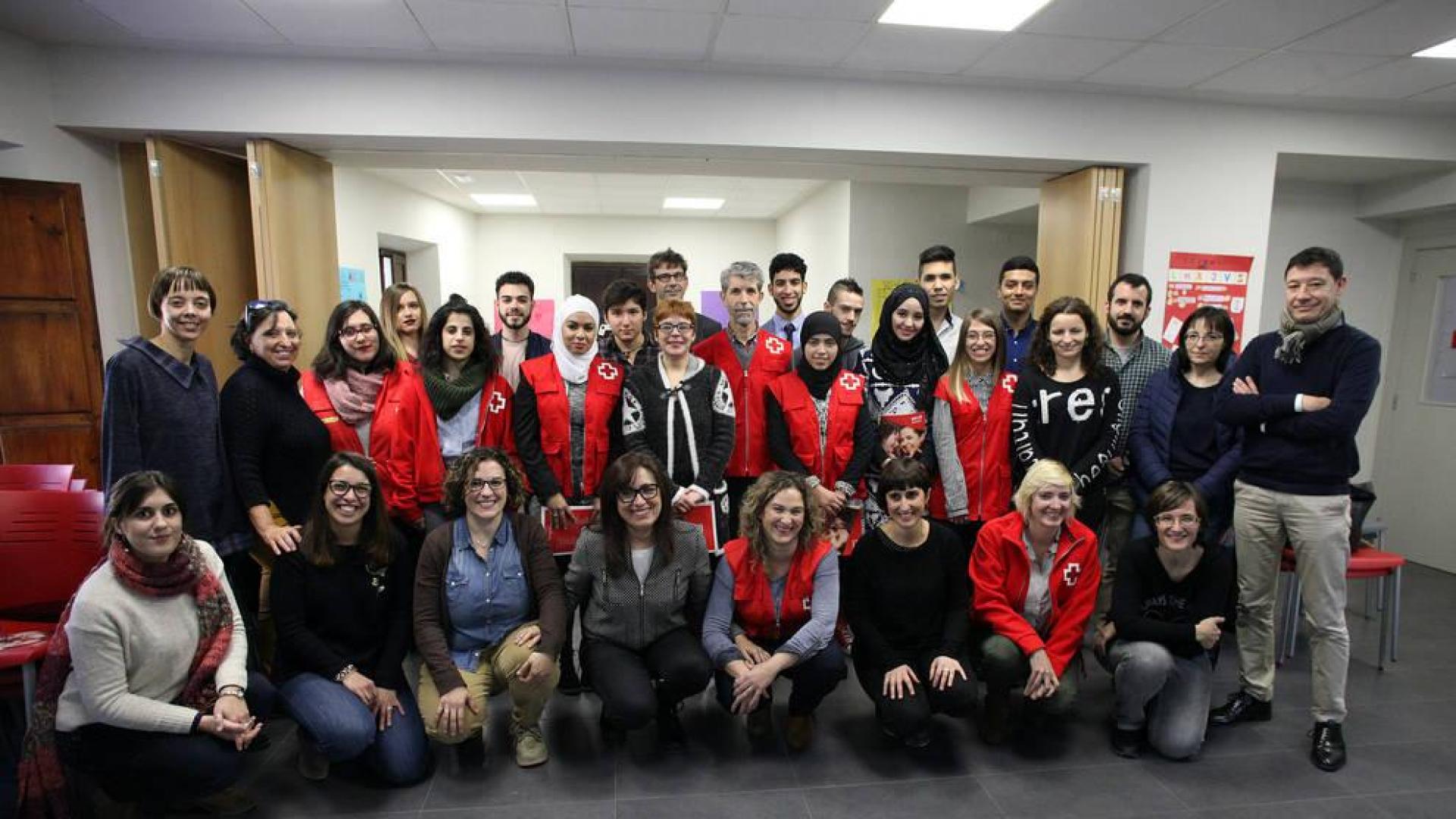 Alumnos, responsables de la escuela taller y representantes de los centros adheridos a la iniciativa posaron juntos en la cita que tuvo lugar ayer en la sede de Cruz Roja Tudela.