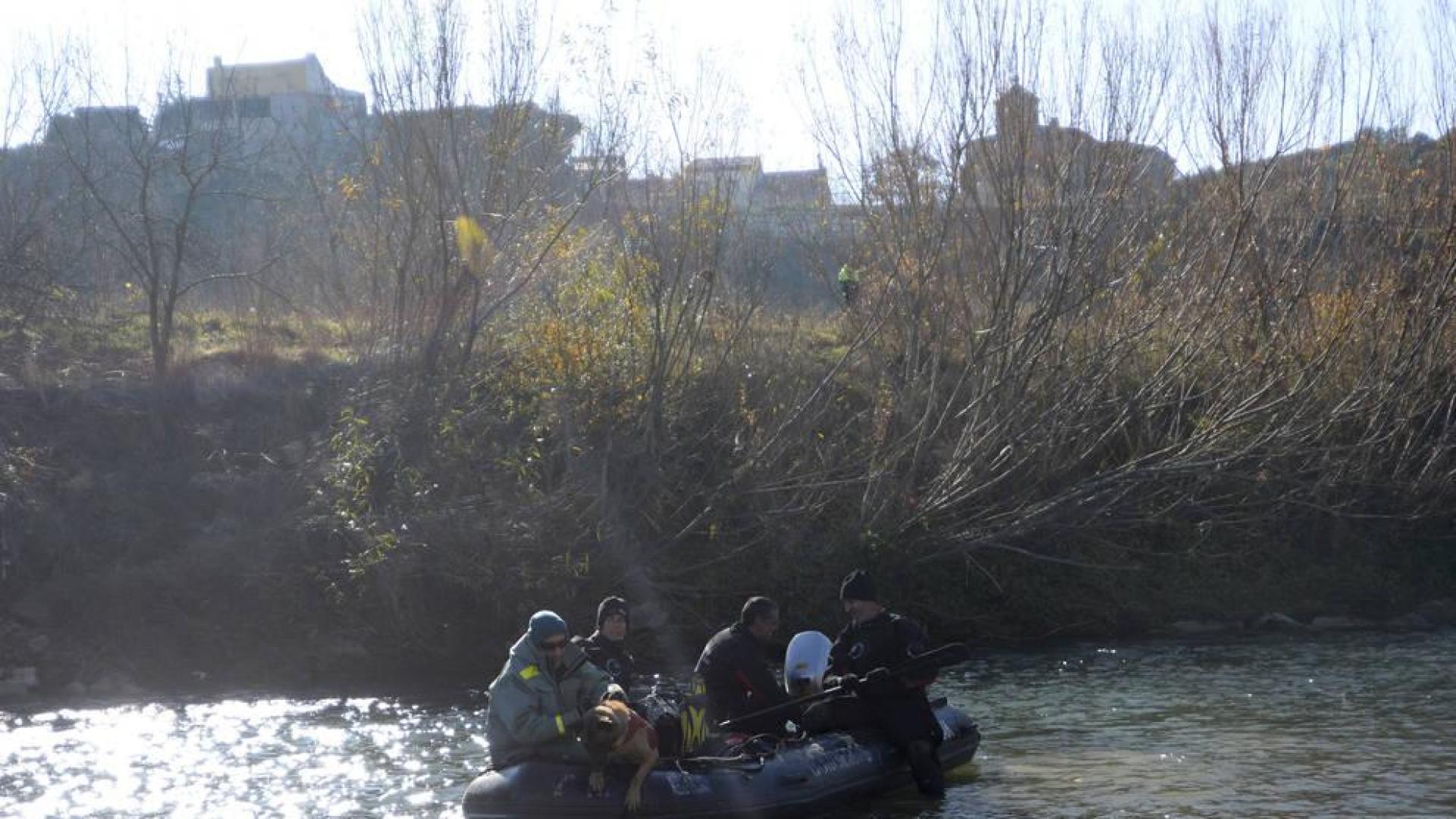 Bomberos y el Servicio Cinológico de la Guardia Civil participaron ayer en la búsqueda.