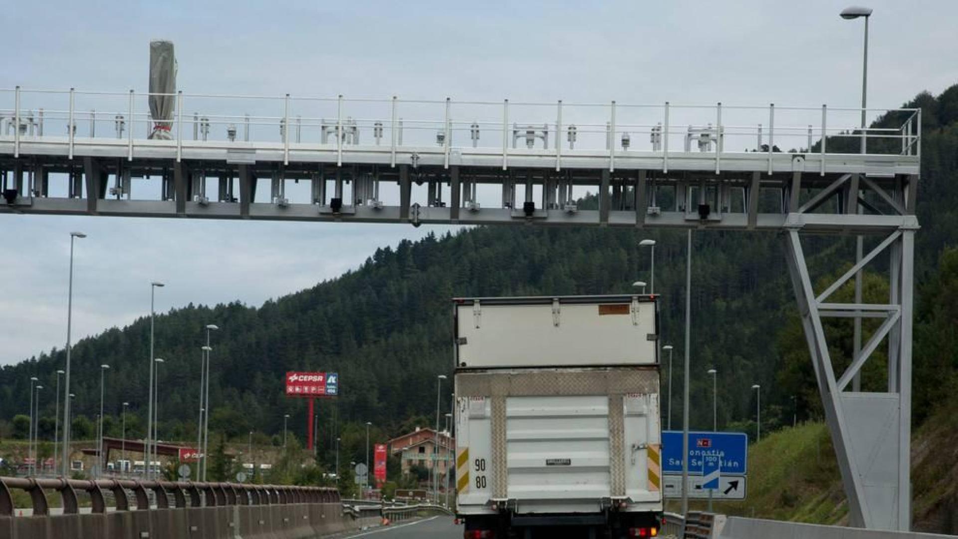 Un transporte atraviesa por debajo del arco instalado en la vertiente guipuzcoana del alto de Etxegarate, en la N-1.