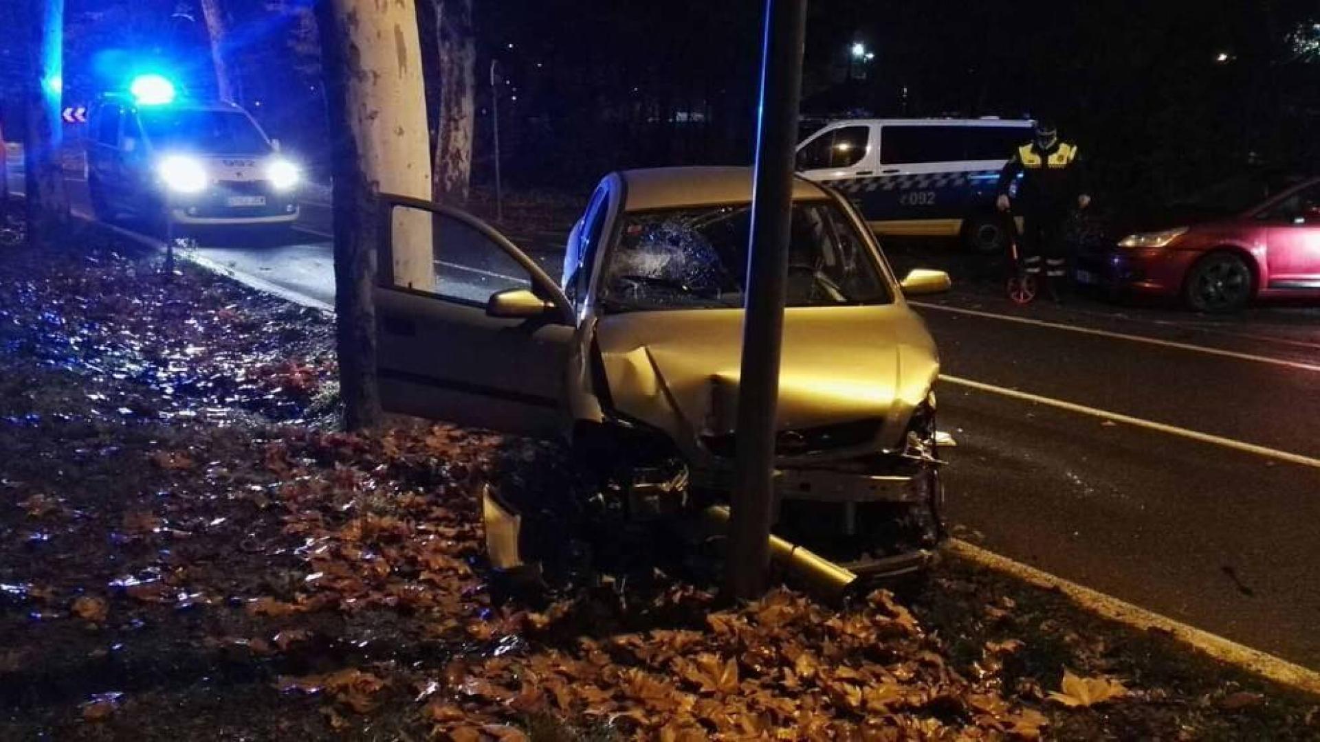 Choca contra un árbol en la carretera de la Universidad y da positivo en alcohol