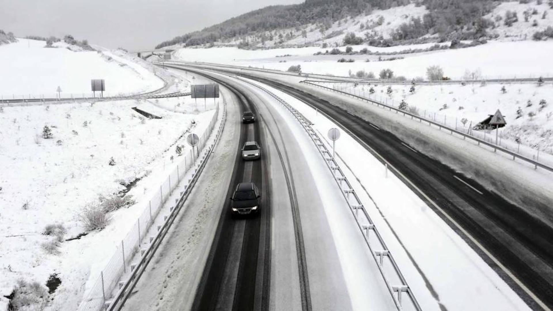 El temporal de nieve en Navarra ha provocado retenciones en varias carreteras de la Comunidad Foral y algunas de ellas han sido cerradas