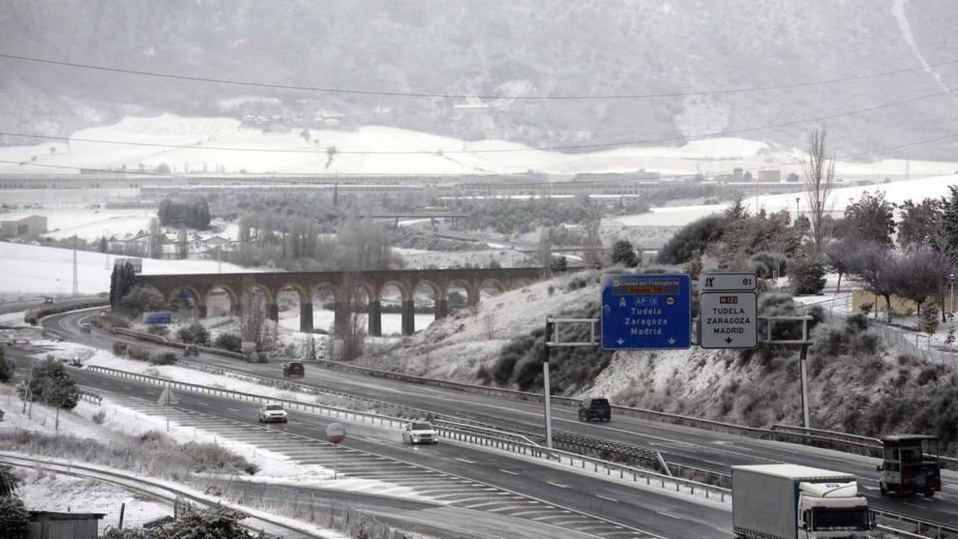 El temporal de nieve en Navarra ha provocado retenciones en varias carreteras de la Comunidad Foral y algunas de ellas han sido cerradas