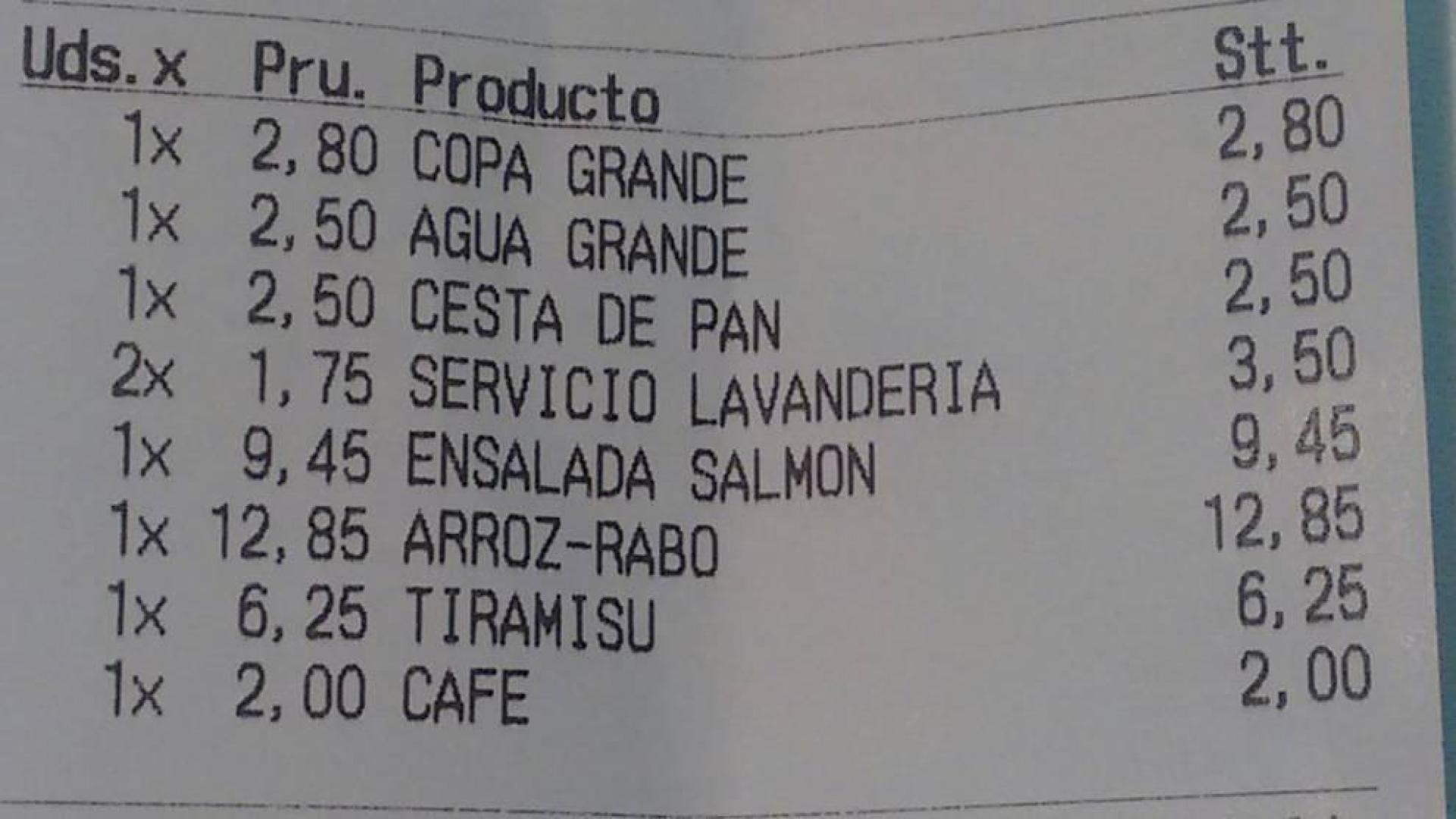 Le cobran en un restaurante un extra de 3,50 euros por ponerle un mantel en la mesa