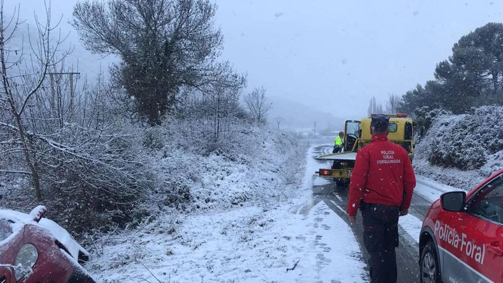 Cinco accidentes en Navarra por la nieve en las carreteras