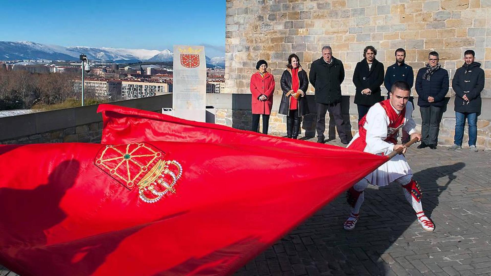 La Comunidad Foral rinde homenaje al Reino de Navarra con una ofrenda floral y música