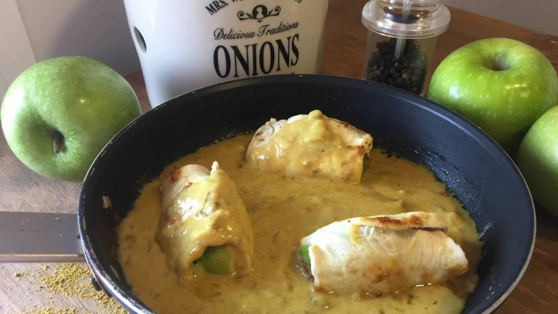 Pechugas de pollo rellenas de manzana y con salsa de curry