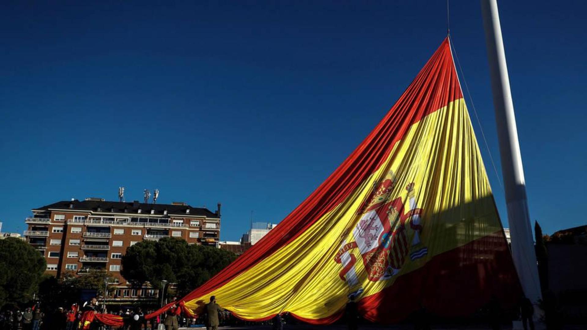 Pastor y García-Escudero presiden el izado de la bandera en el día de la Constitución