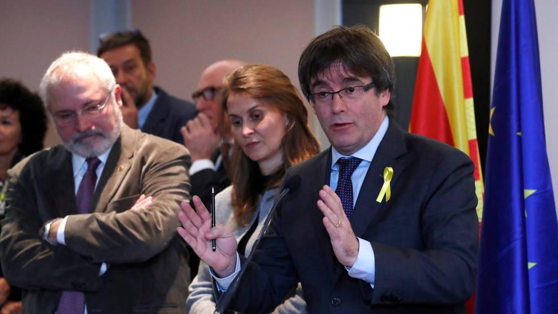 Puigdemont dice que no volverá sin garantías y que asume "las consecuencias"