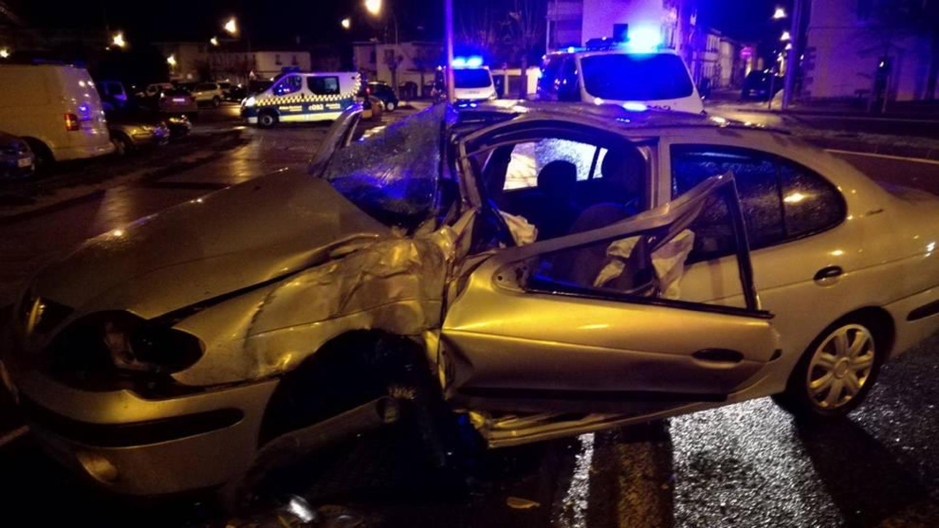 Un coche fuera de control choca contra una farola en la calle Ezcaba de Pamplona