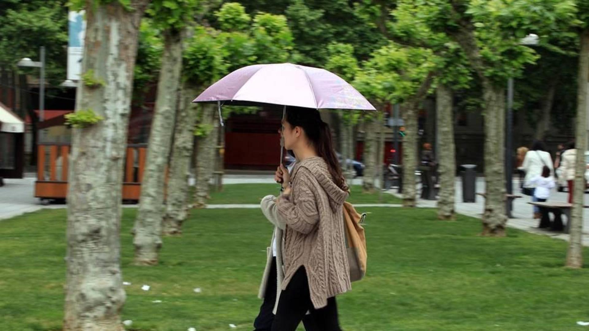Los abrigos y los paragüas han vuelto a las calles de Pamplona después del breve periodo de calor vivido hace unos días.