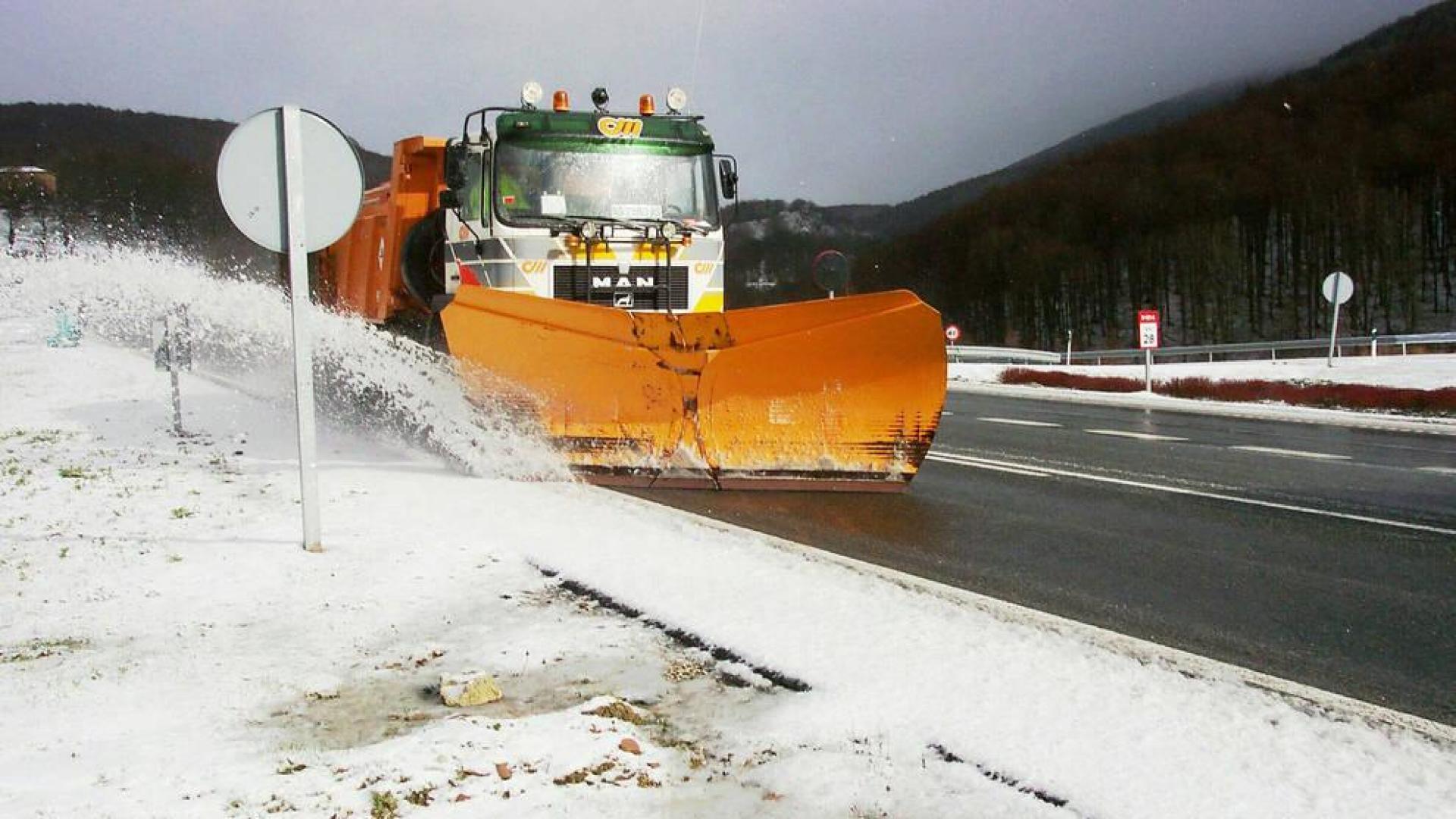 Movilizados 29 quitanieves por la previsión de nevadas y el descenso de la cota de nieve