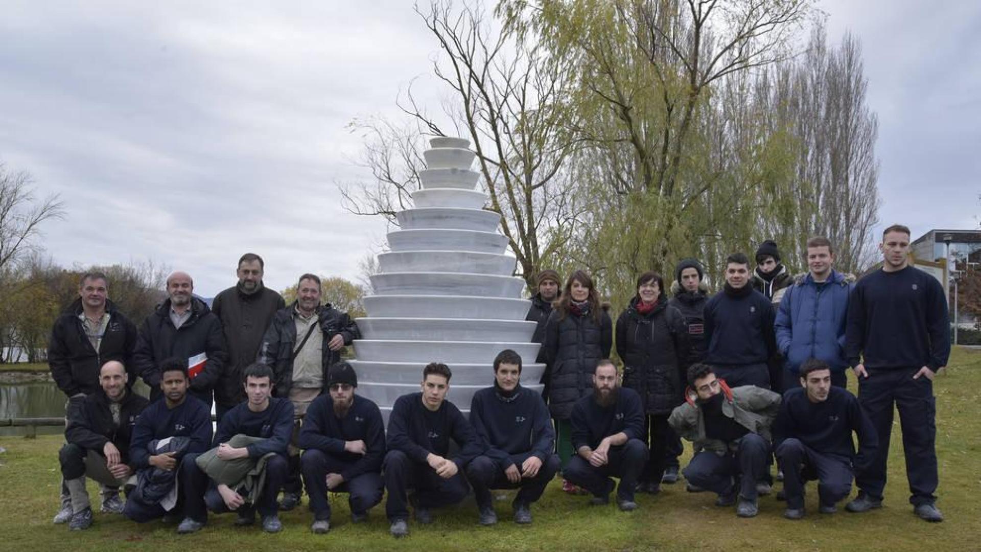 La 'Piña' de Alfredo Sada en Mendillorri es restaurada por alumnos de cantería