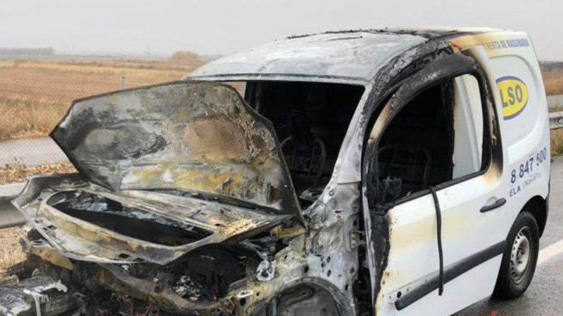 Un coche arde en la A-68 en Ribaforada sin causar heridos