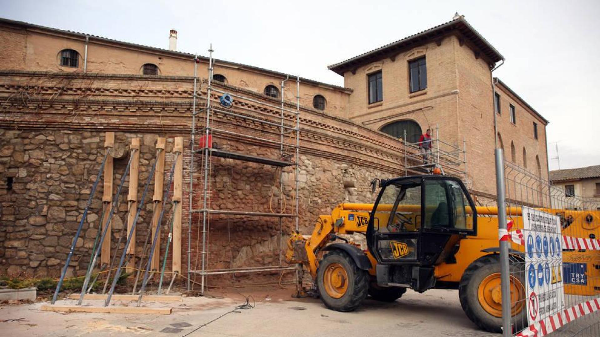 La reforma de la muralla del castillo de Cortes finalizará en primavera