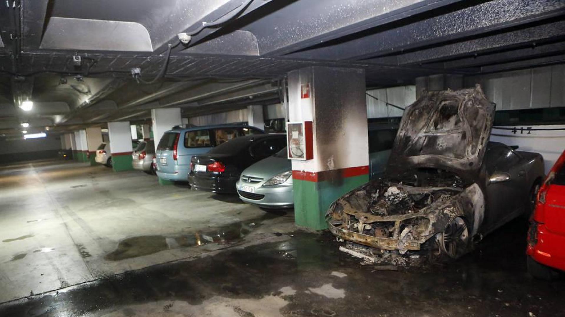 Arde un coche en el parking del Rincón de la Aduana en Pamplona