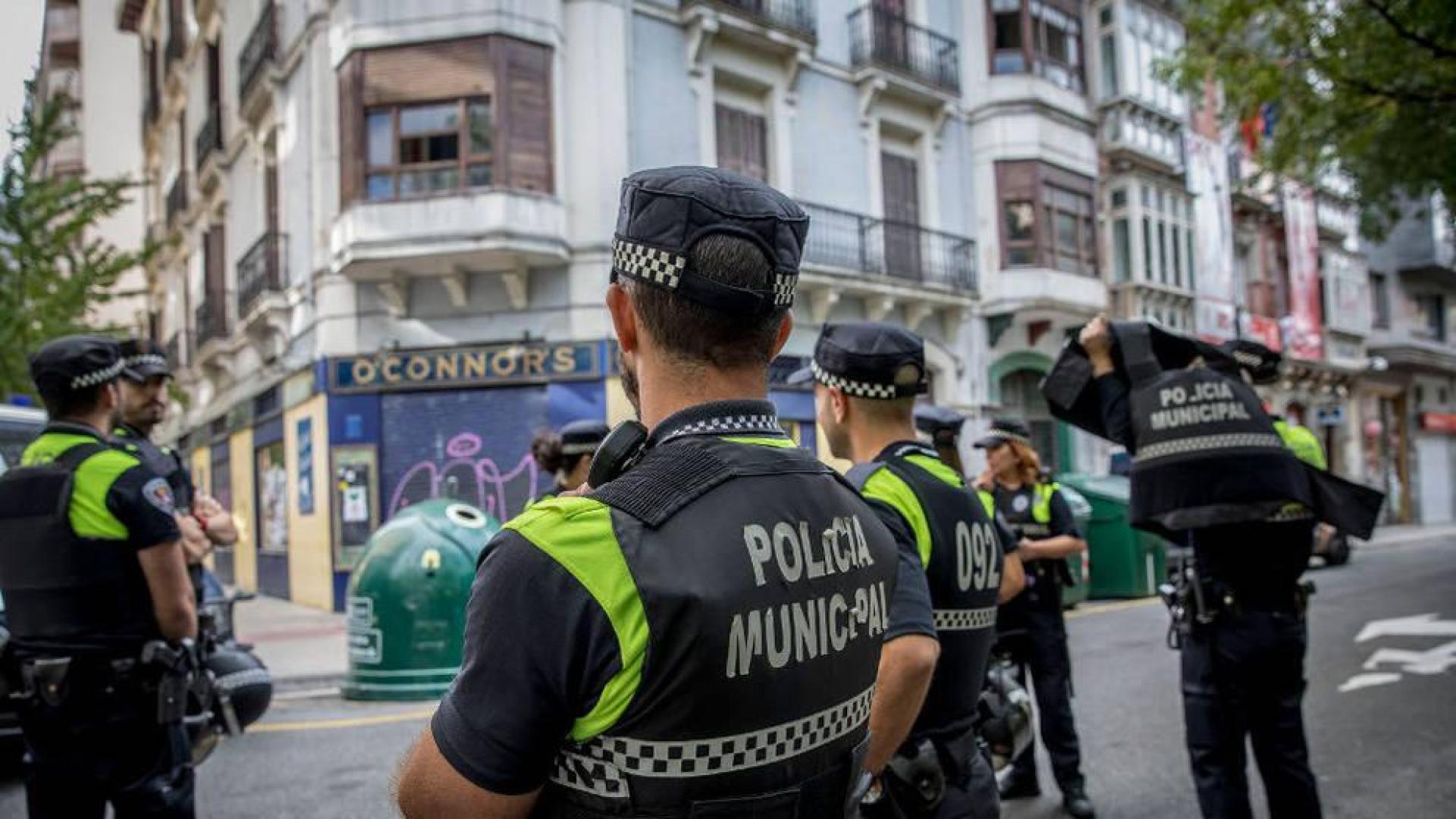 Agentes de Policía Municipal, junto al inmueble ocupado.