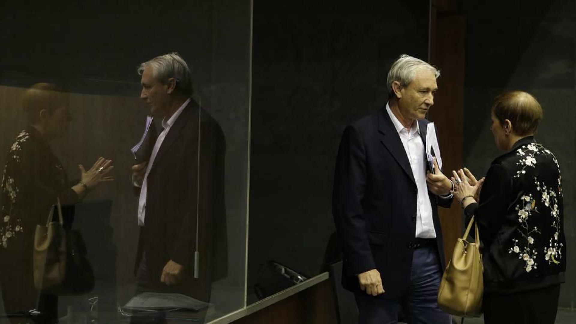 El consejero de Hacienda del Gobierno, Mikel Aranburu, y la presidenta Uxue Barkos, hablando en un rincón  del atrio del Parlamento.