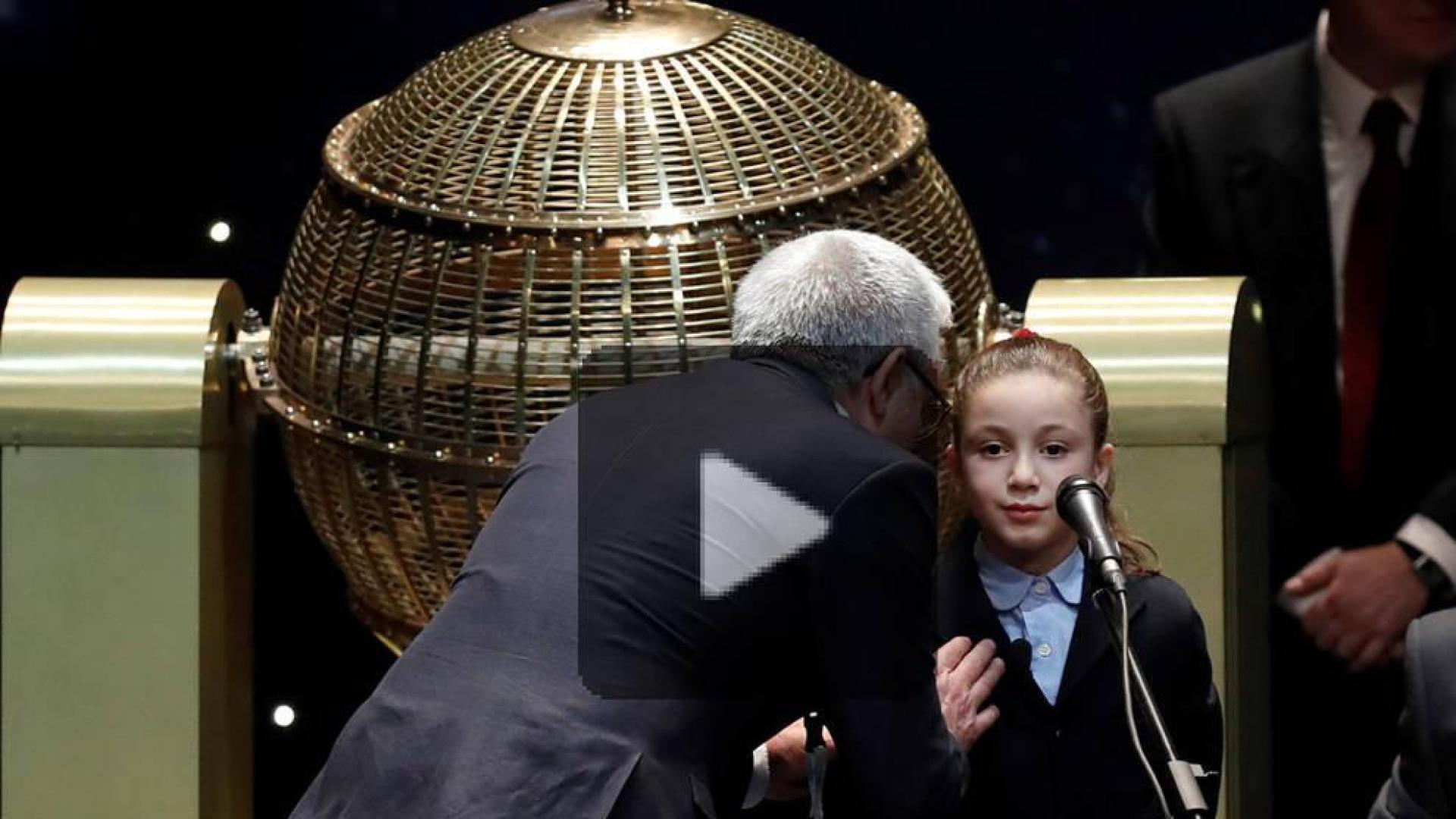 Aya, 'la niña de los mil euros', acapara la atención en el Sorteo de Navidad
