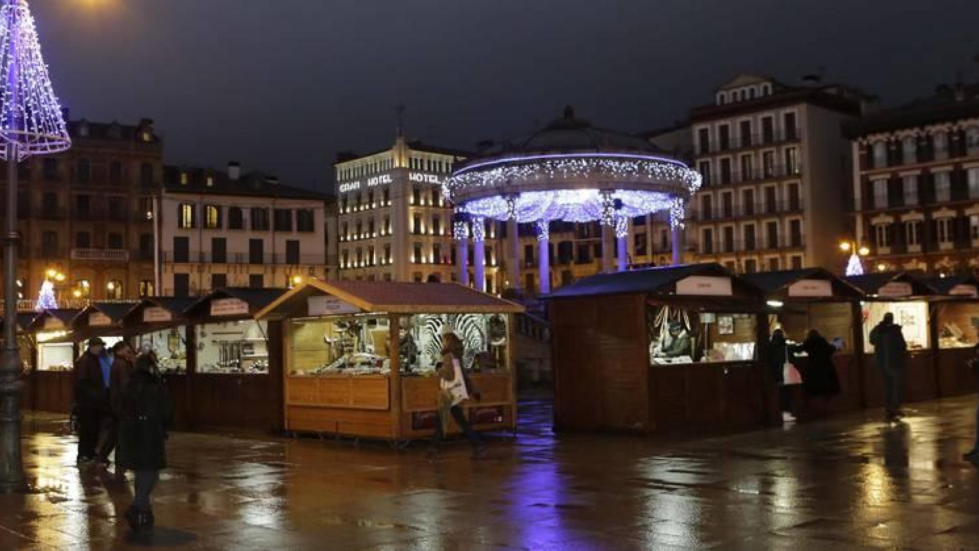 Vista nocturna de la Plaza del Castillo, iluminada por la llegada de la Navidad