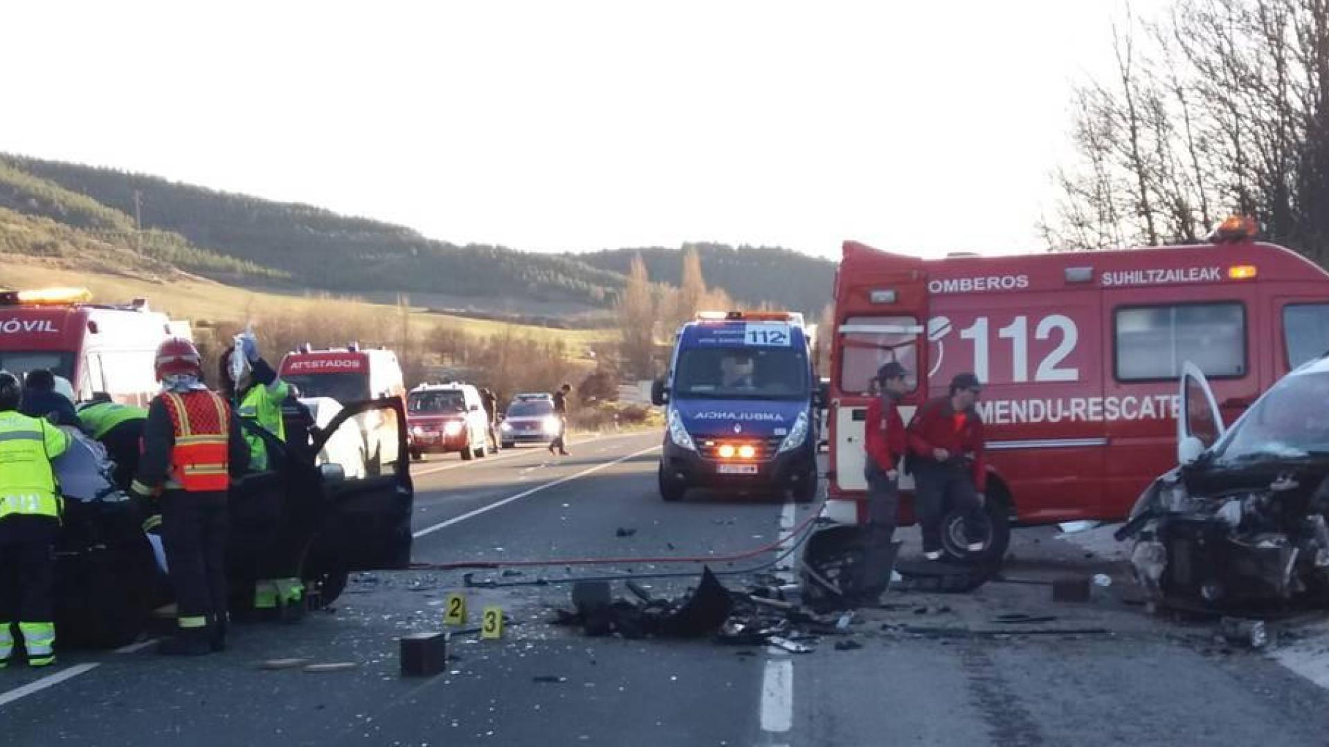 Los bomberos desatrapan a dos heridos graves en un choque frontal en Sorauren