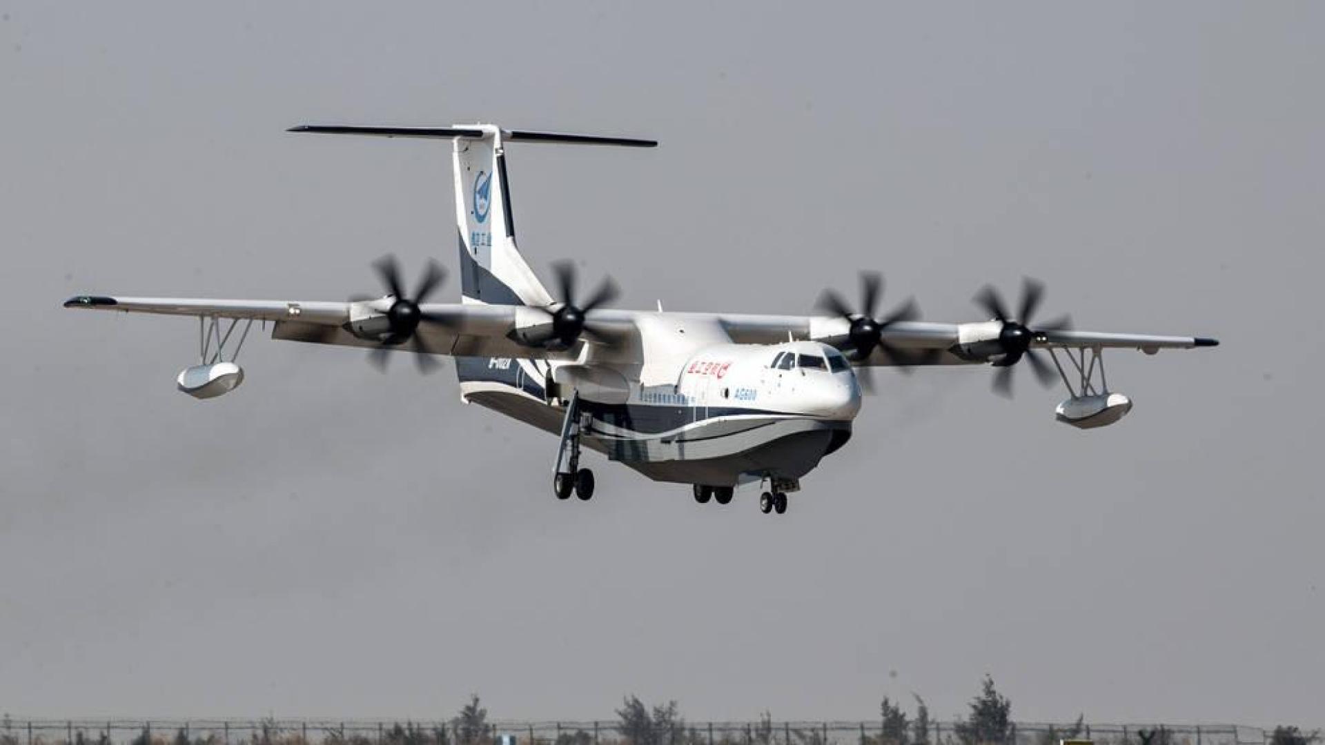 El mayor avión anfibio del mundo realiza su vuelo inaugural en China