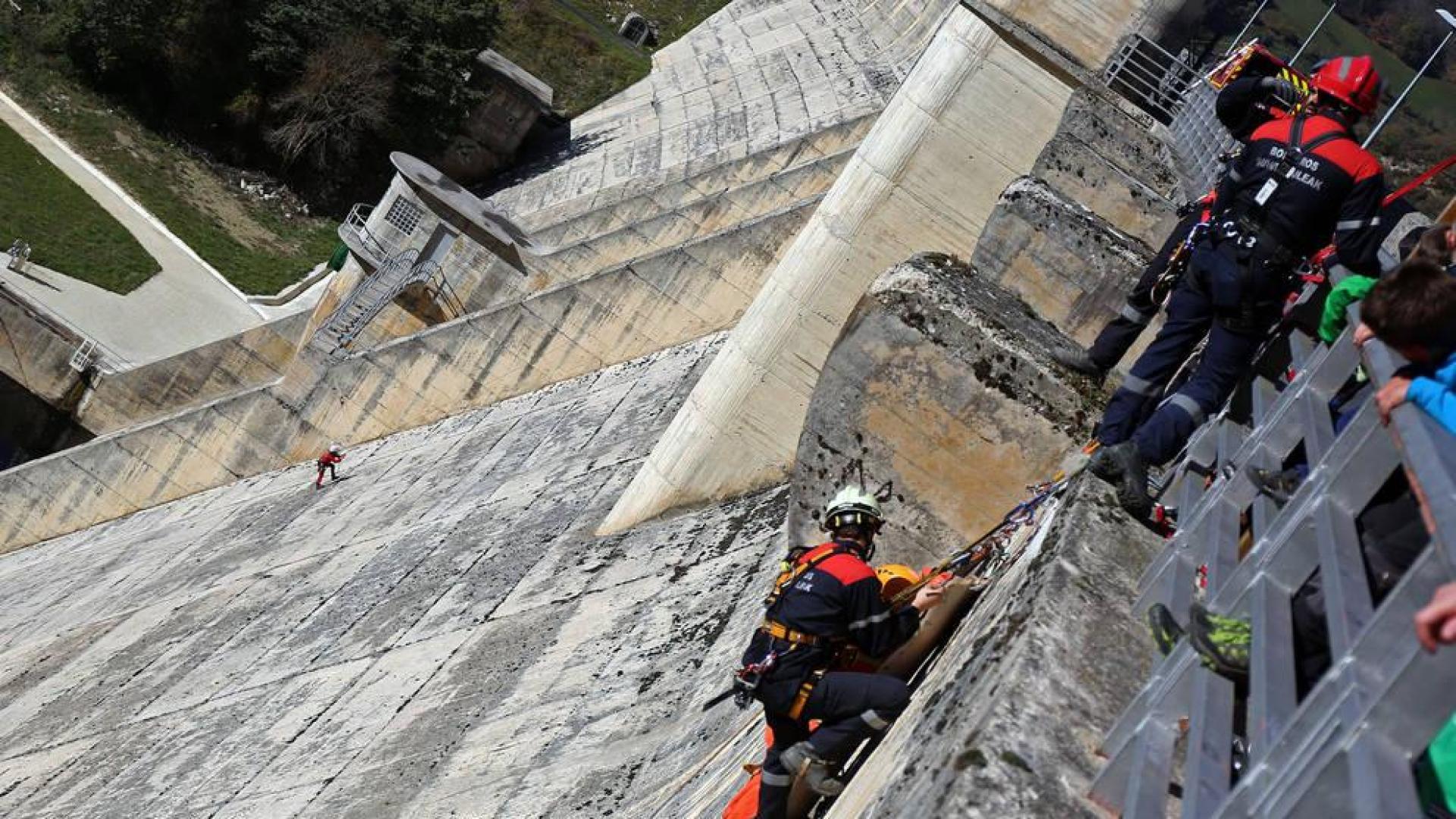 Bomberos de Navarra tendrá grupo de rescate en 2018 y nueva ambulancia ASVA