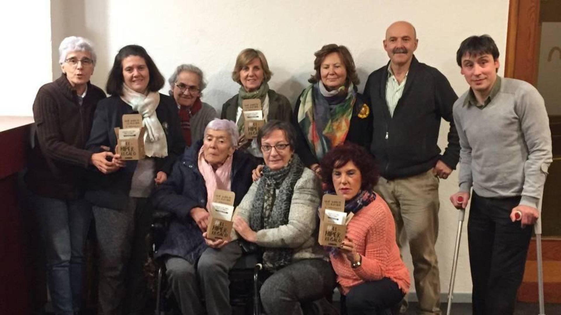 La ilusión de apadrinar a un niño en la caja de cartón