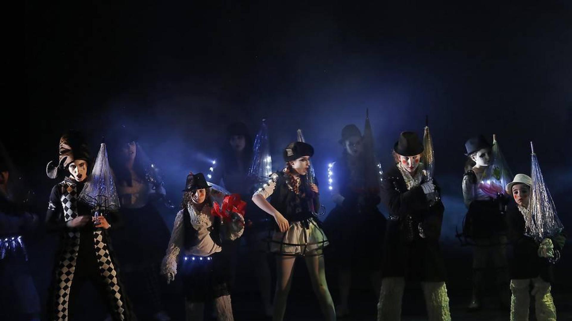 Imágenes de la obra que han interpretado 65 niños, jóvenes y adultos en el Teatro Arriaga.