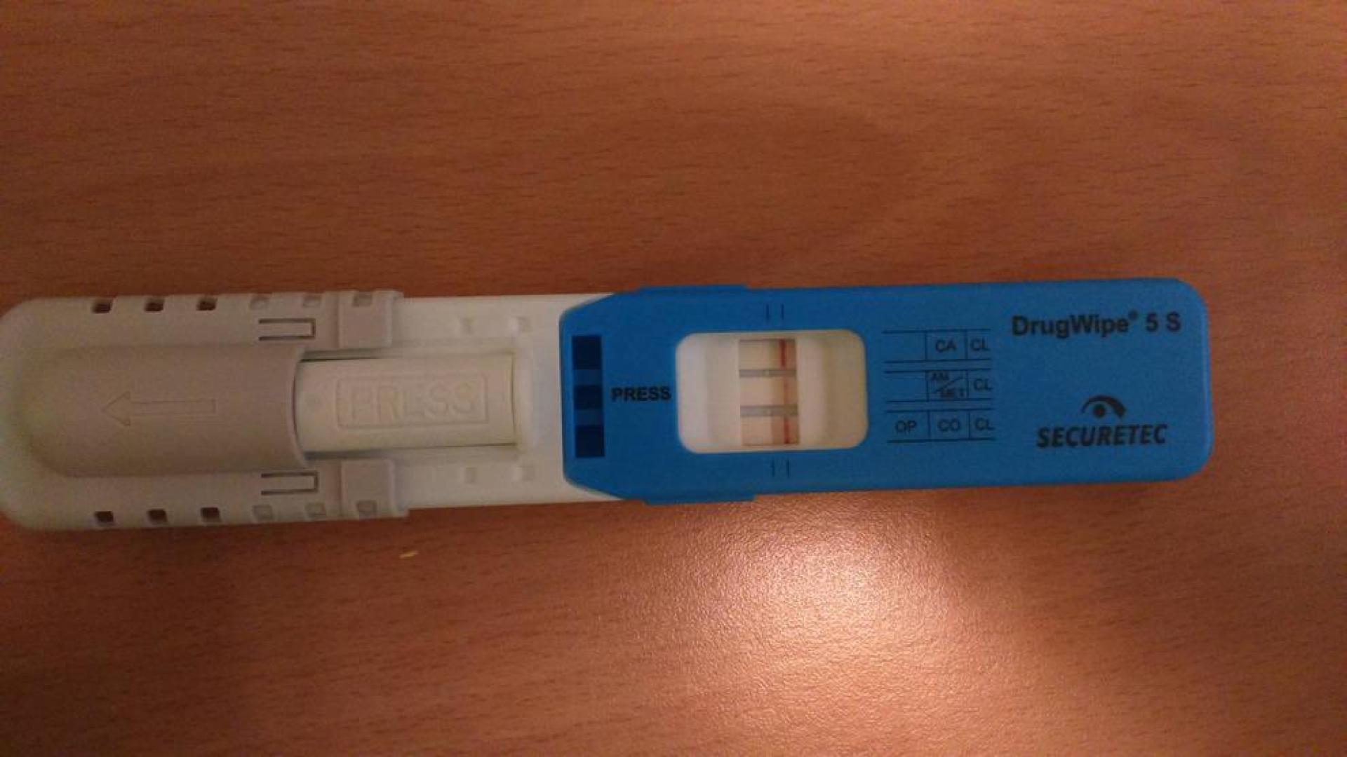 Arroja al suelo dos bolsitas de cocaína tras dar positivo en un control en Pamplona